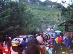 Wisata Puncak Wakila Muna Dipadati Pengunjung saat Libur Lebaran, Jalanan Macet