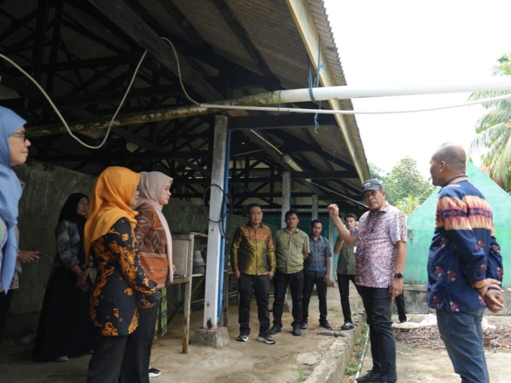 Wakil Gubernur Sulawesi Tenggara (Sultra), Hugua, saat melakukan kunjungan kerja ke Balai Benih Udang Mata.