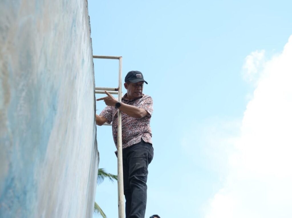 Wakil Gubernur Sulawesi Tenggara (Sultra), Hugua, saat melakukan kunjungan kerja ke Balai Benih Udang Mata.