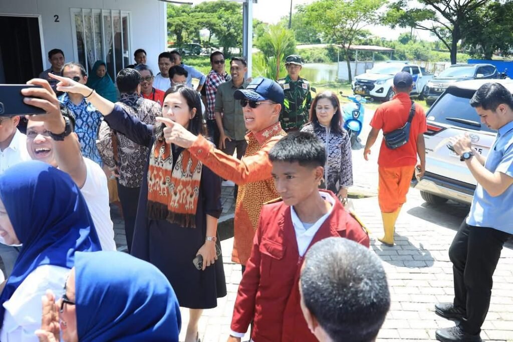 Gubernur Sulawesi Tenggara (Sultra), Andi Sumangerukka saat melakukan kunjungan ke hunian tipe knock down di Kecamatan Biringkanaya, Kota Makassar, Sulawesi Selatan (Sulsel).
