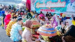 Ratusan Talang Makanan Disajikan dalam Festival Kande Kandea 2026 di Tolandona, Buteng