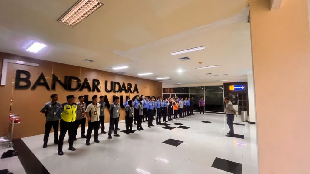Pelaksanaan brifing sekaligus evaluasi para petugas di wilayah kerja Bandar Udara (Bandara) Haluoleo Kendari.