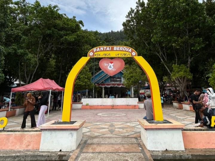 Gapura Pantai Berova, Desa Pitulua, Kecamatan Lasusua, Kabupaten Kolaka Utara (Kolut), Sulawesi Tenggara (Sultra).