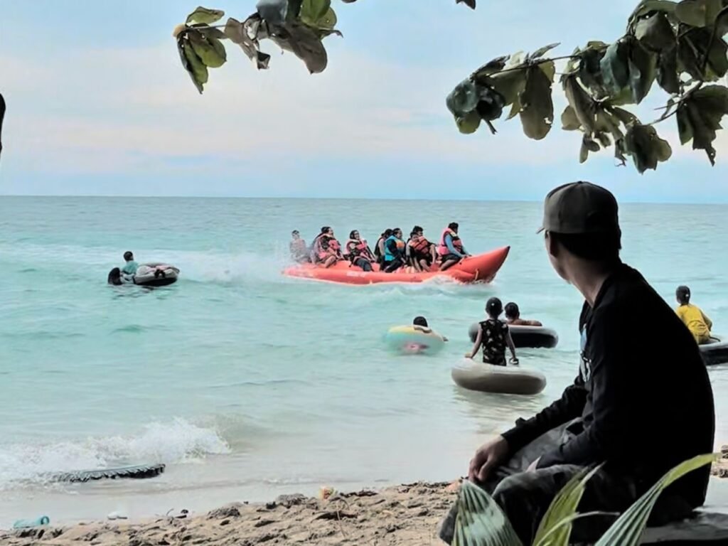 Para pengunjung menikmati bermain banana boat di Pantai Berova, Desa Pitulua, Kecamatan Lasusua, Kabupaten Kolaka Utara (Kolut), Sulawesi Tenggara (Sultra).