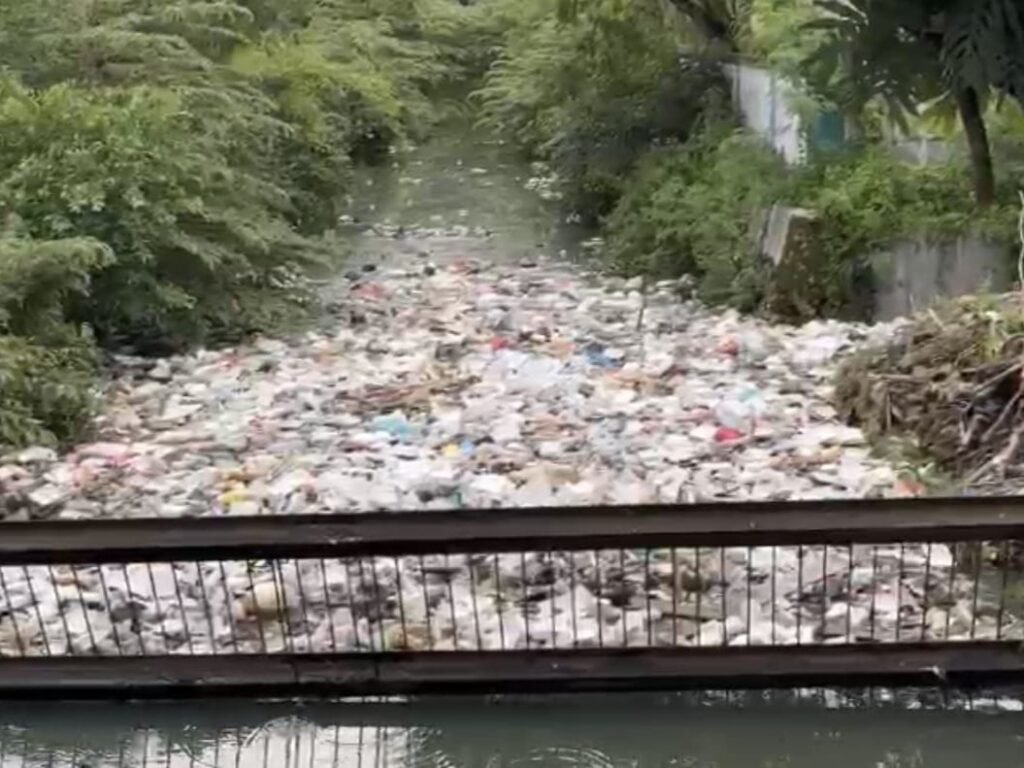 Kondisi sampah di sungai belakang Rumah Sakit Umum Daerah (RSUD) dr. H. L. M. Baharuddin, M.Kes.