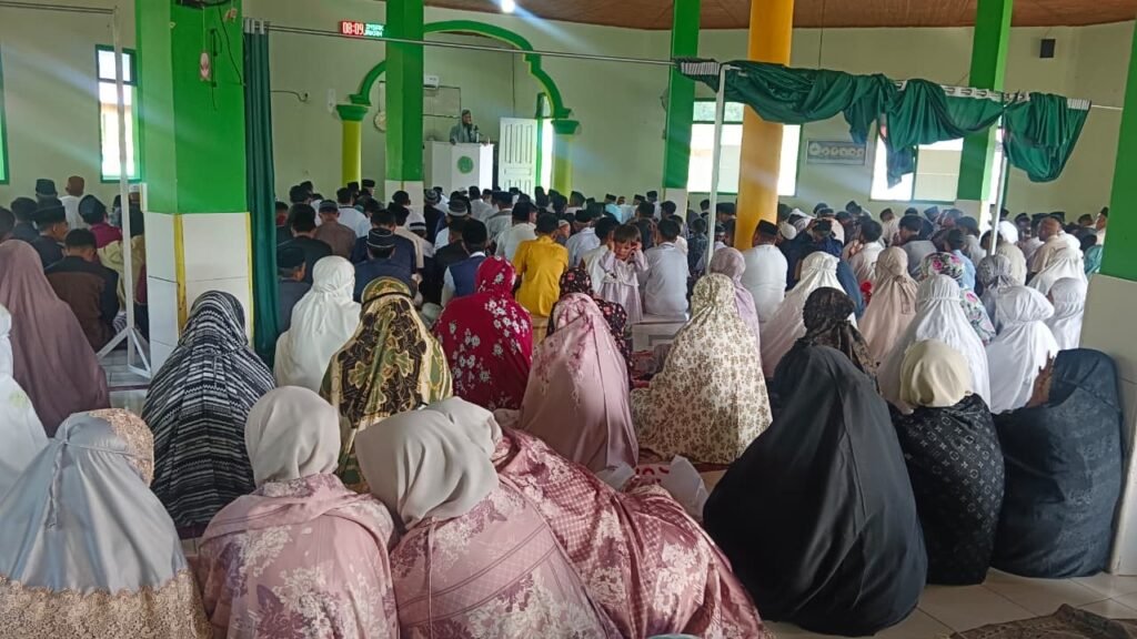 Para jemaah salat Idulfitri 1447 Hijriah di Masjid Jami Al-Mujahidin, Desa Kusambi, Kecamatan Kusambi, Kabupaten Muna Barat saat mendengarkan khotbah.
