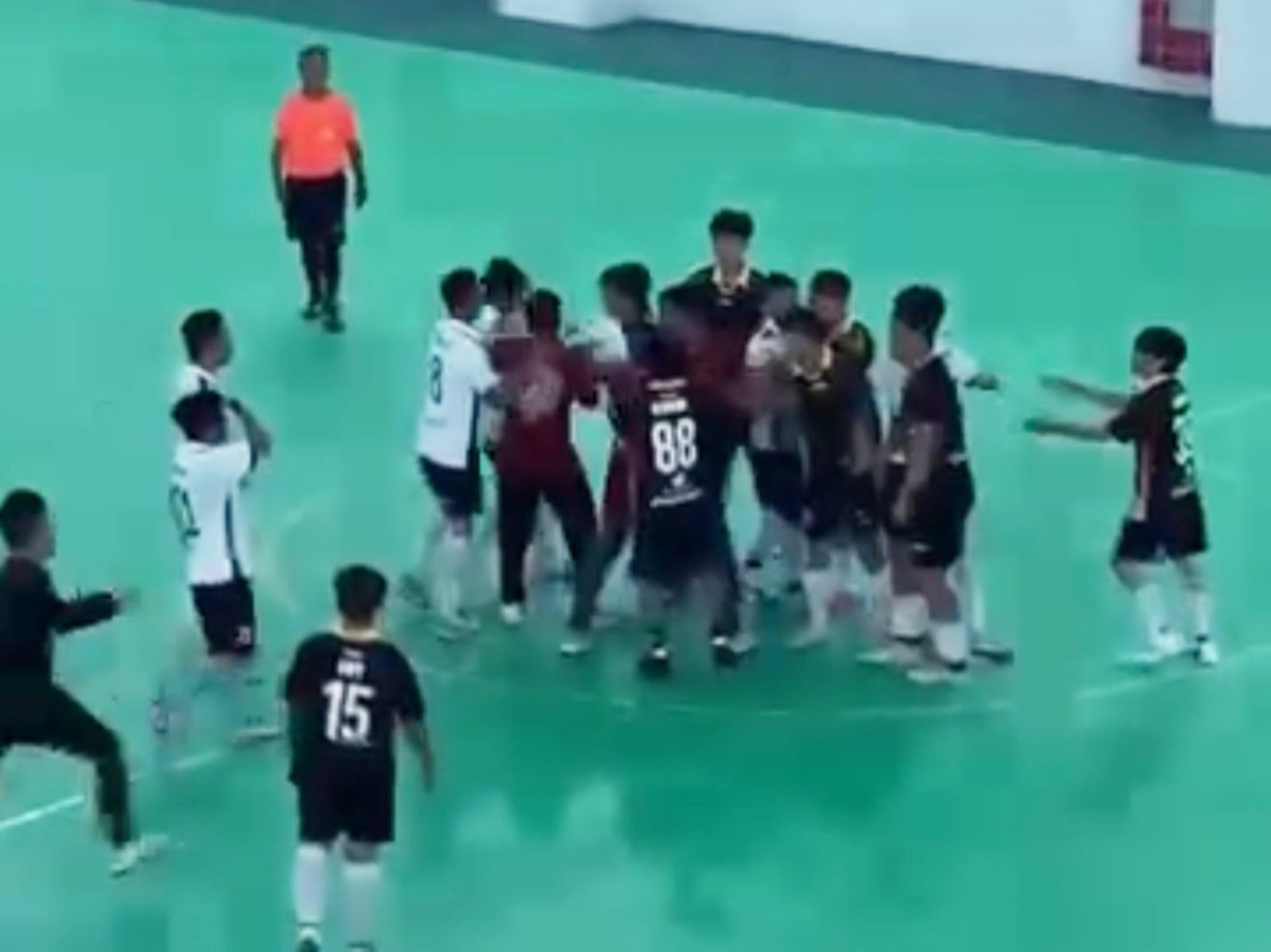 Kericuhan Warnai Pertandingan Futsal di ASR Sport Center Kendari Kericuhan Warnai Pertandingan Futsal di ASR Sport Center Kendari