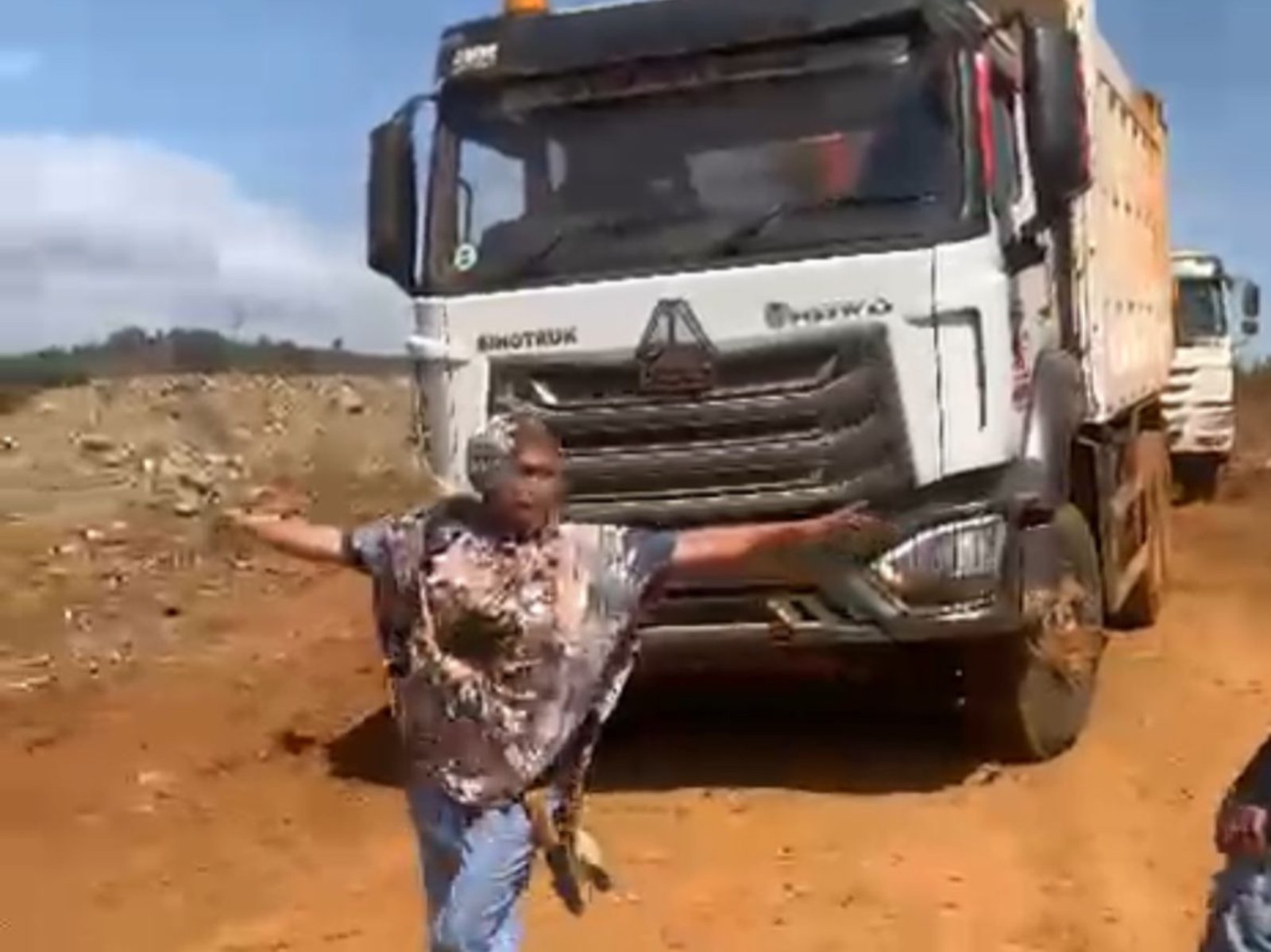 Warga Kolut Ngamuk Minta Ganti Rugi Lahan yang Digarap PT Riota Jaya Lestari Warga Kolut Ngamuk Minta Ganti Rugi Lahan yang Digarap PT Riota Jaya Lestari