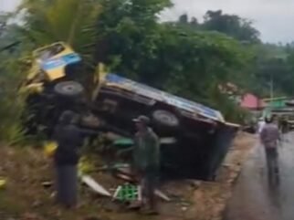 Pengangkut Kayu Gagal Menanjak di Konut, Mundur Hantam Truk Lain hingga Sopir Tewas
