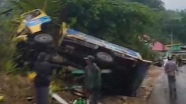 Pengangkut Kayu Gagal Menanjak di Konut, Mundur Hantam Truk Lain hingga Sopir Tewas