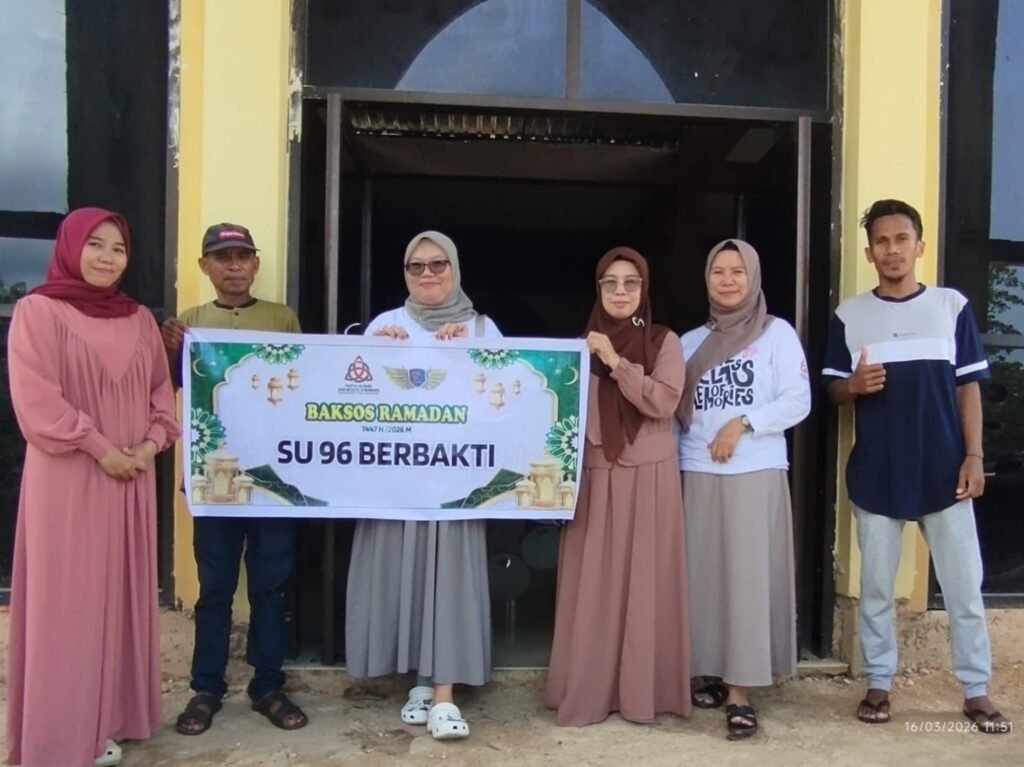 Ika SMANDO United 96 bersama pengurus Masjid Syuhada di Kelurahan Benuaniare, Kecamatan Abeli, Kendari.