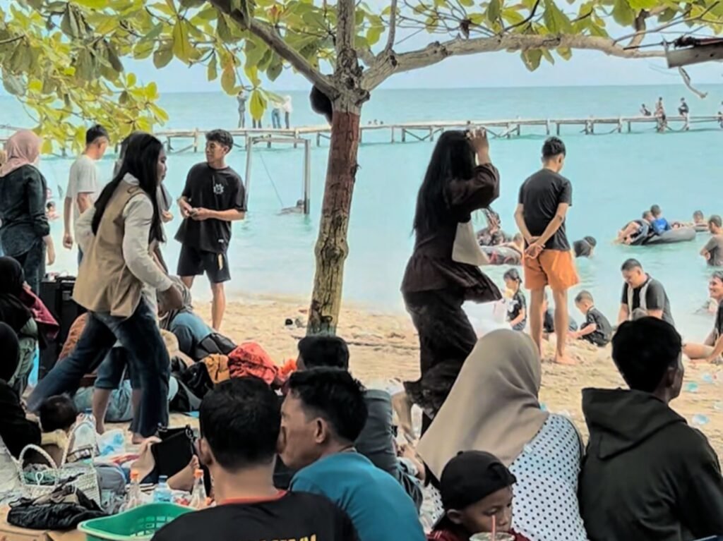 Para pengunjung di Pantai Berova, Desa Pitulua, Kecamatan Lasusua, Kabupaten Kolaka Utara (Kolut), Sulawesi Tenggara (Sultra).