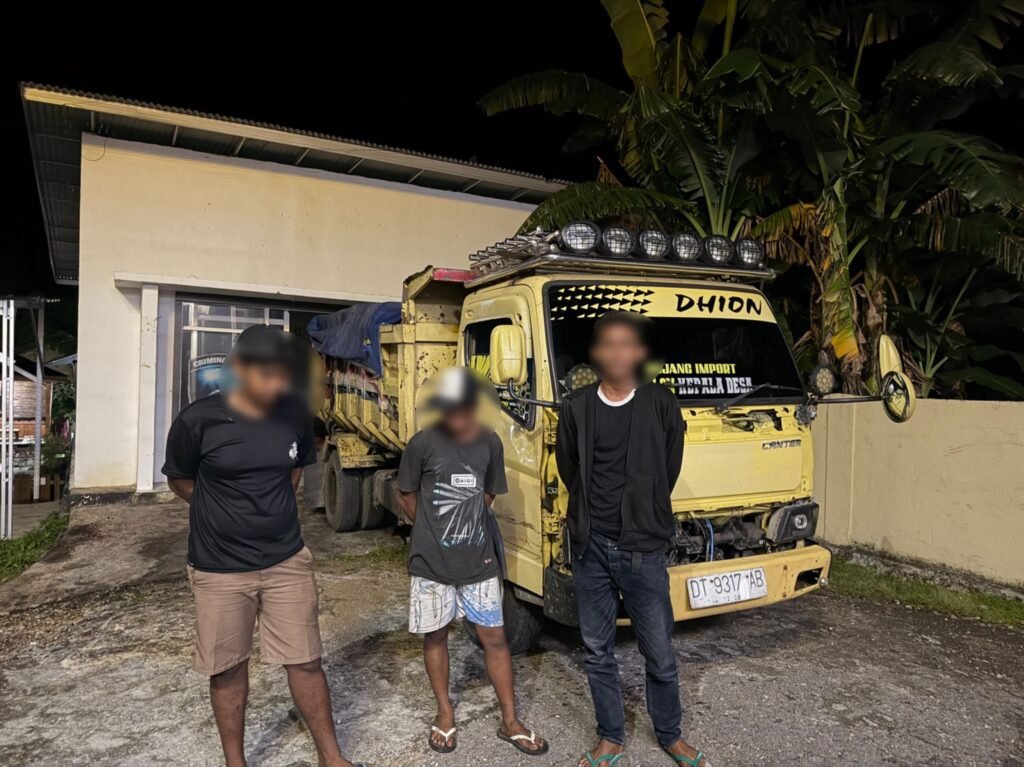 Tiga orang pengangkut 248 jeriken solar oplosan menggunakan dump truk yang diamankan Tim Resmob Polres Buton di Jalan Poros Pasarwajo - Lasalimu.