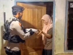 Ketuk Rumah Warga, Polres Wakatobi Bagikan Menu Sahur Sambil Patroli