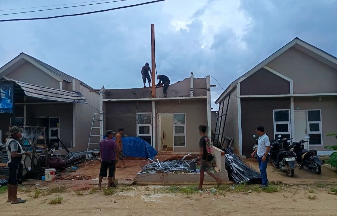 Angin Kencang Rusak Atap Rumah di Tapalosa Residence 3 Kendari, Developer Lakukan Perbaikan Angin Kencang Rusak Atap Rumah di Tapalosa Residence 3 Kendari, Developer Lakukan Perbaikan