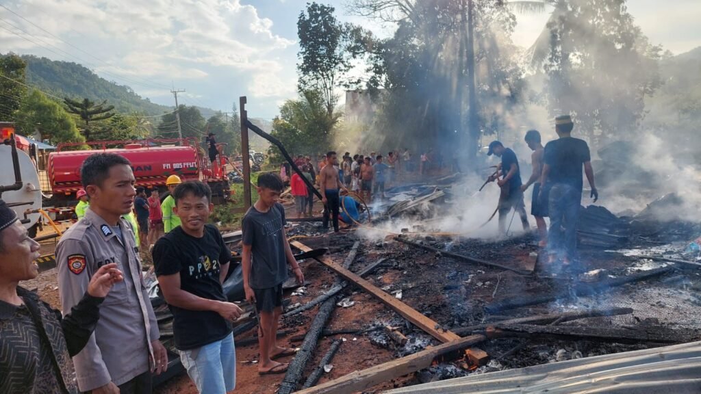 Petugas kepolisian mendatangi lokasi pascakebakaran dua rumah di Kelurahan Routa, Kecamatan Routa, Kabupaten Konawe.