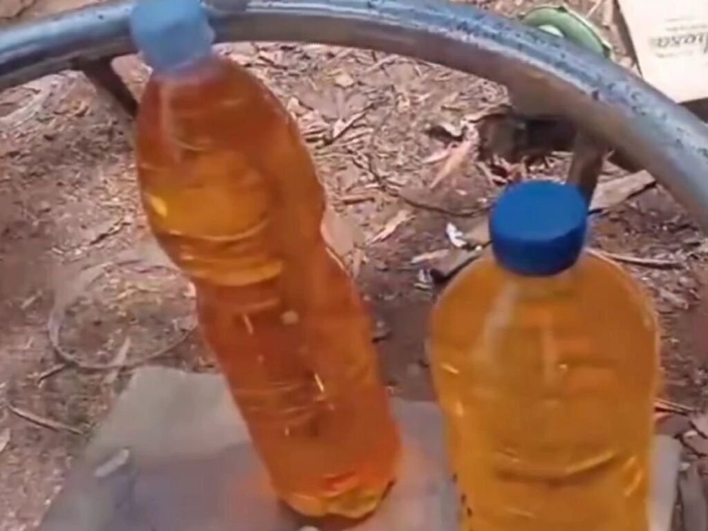 Bahan bakar minyak (BBM) yang dihasilkan dari penyulingan sampah di Desa Kombeli, Kecamatan Pasarwajo, Kabupaten Buton, Sulawesi Tenggara (Sultra) yang dibuat oleh Jumarudin.