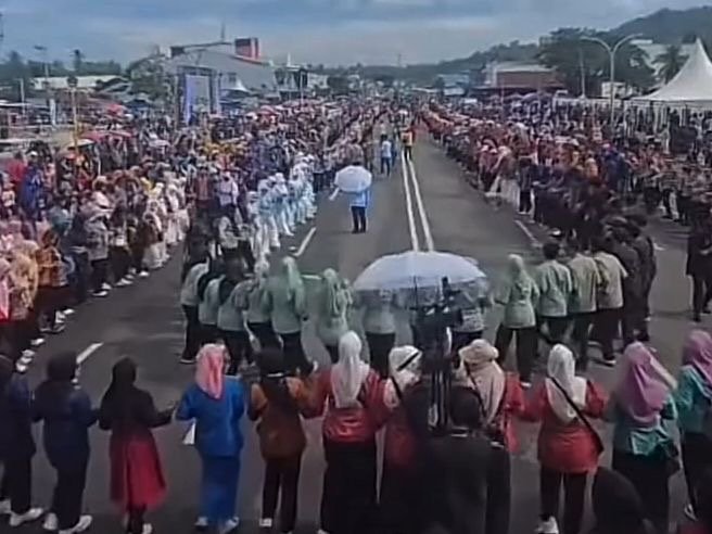 Konawe Pecahkan Rekor MURI, 26 Ribu Warga Ikuti Festival Lulo Massal Konawe Pecahkan Rekor MURI, 26 Ribu Warga Ikuti Festival Lulo Massal