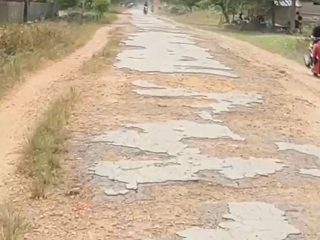 Jalan Rusak di Kabangka Muna Dikeluhkan Warga, Aspal Disebut Terlalu Tipis Jalan Rusak di Kabangka Muna Dikeluhkan Warga, Aspal Disebut Terlalu Tipis