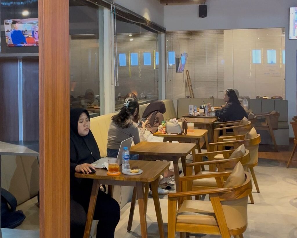 Suasana indoor area Looka Coffee Kendari.