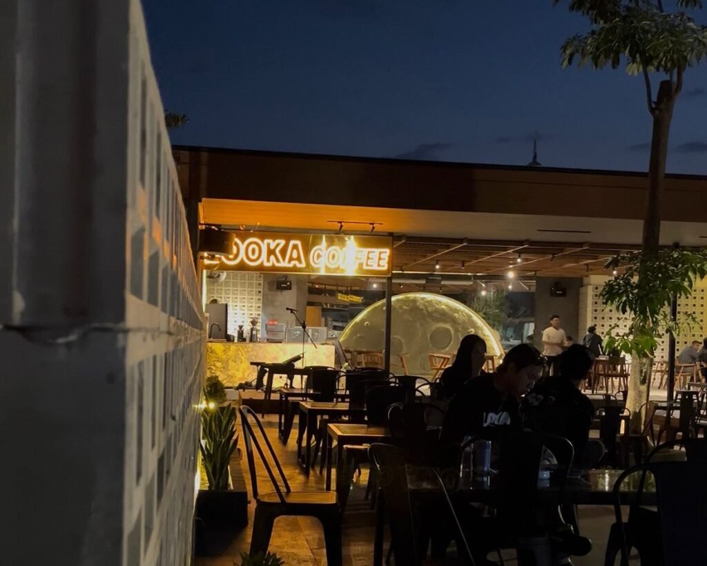 Outdoor area Looka Coffee Kendari yang bisa menampung hingga 150 pengunjung.