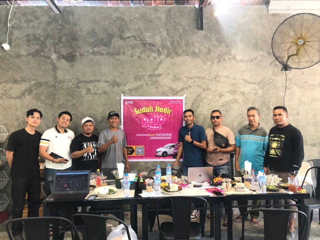 Sejumlah masyarakat yang menyambut kehadiran GOJO di Kota Baubau, Sulawesi Tenggara (Sultra).