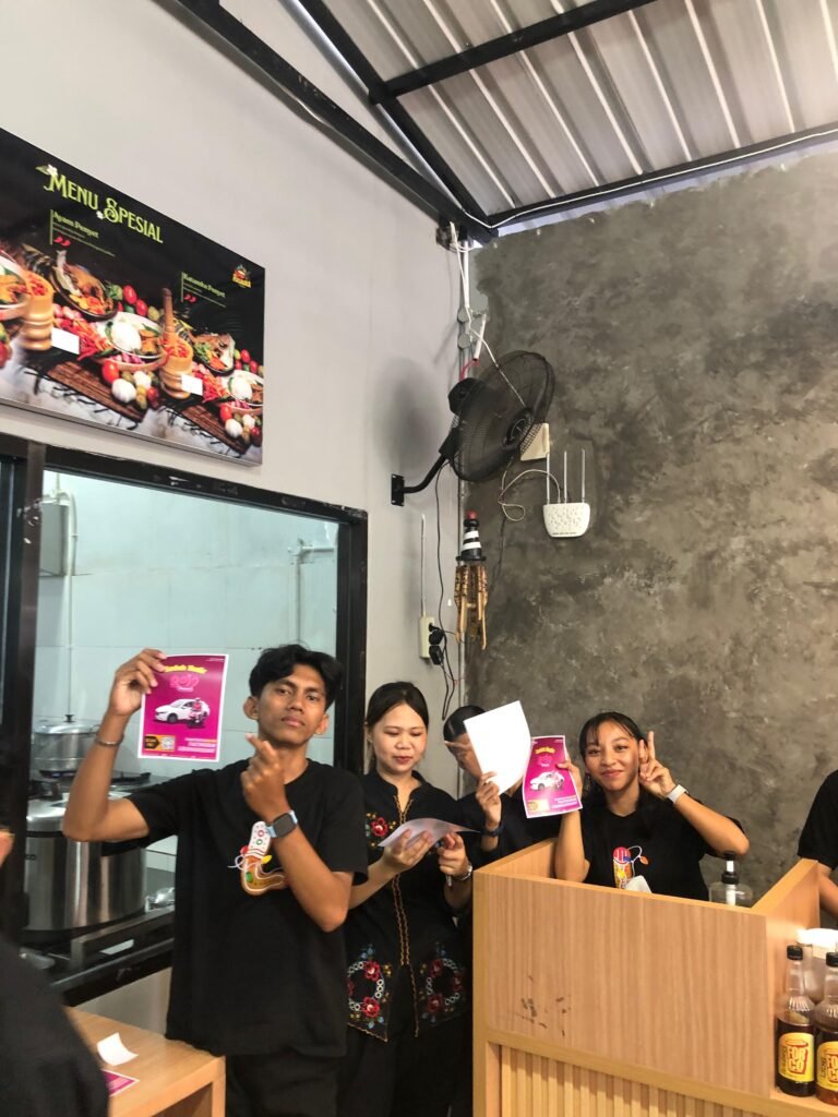 Sejumlah masyarakat yang menyambut kehadiran GOJO di Kota Baubau, Sulawesi Tenggara (Sultra).