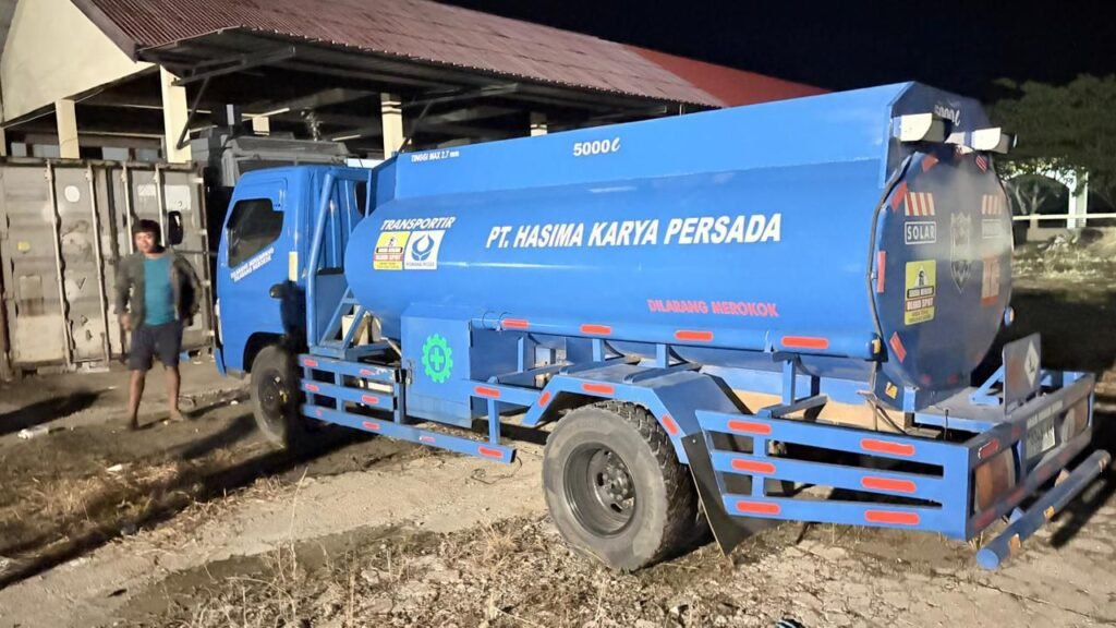 Kendaraan tangki BBM milik PT Hasima Karya Persada yang sempat diamankan di Polres Konawe dan telah dilepas.