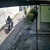 Terekam CCTV, Pria Bersweter Hitam Diduga Gasak Motor Warga Kendari