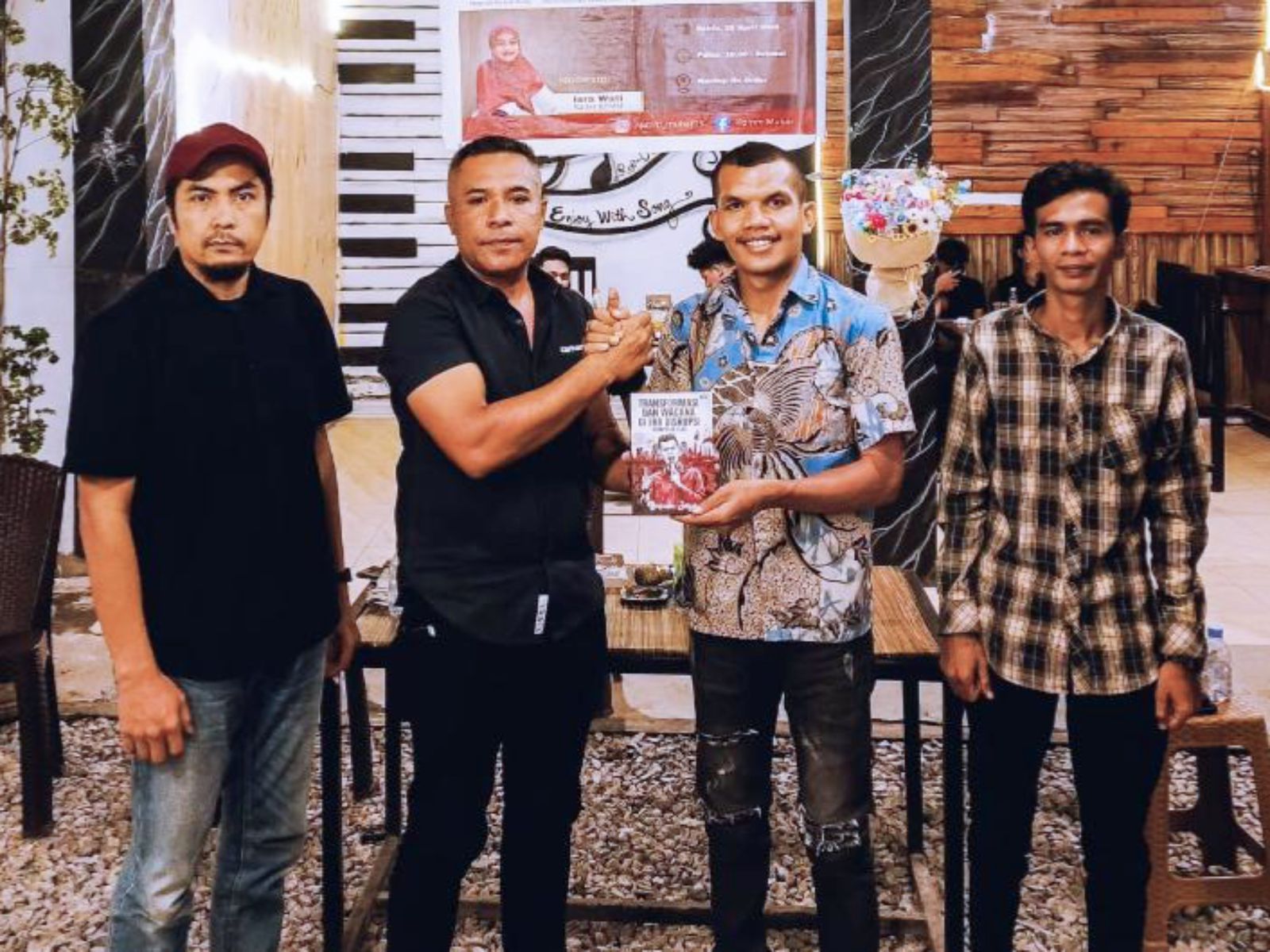 Rasmin Jaya Luncurkan Buku “Transformasi dan Wacana di Era Disrupsi”, Mahasiswa Didorong Lebih Produktif Berkarya Rasmin Jaya Luncurkan Buku “Transformasi dan Wacana di Era Disrupsi”, Mahasiswa Didorong Lebih Produktif Berkarya
