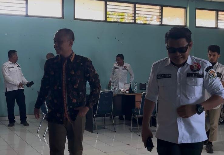 Komisioner Koordinator Bidang Pengawasan Isi Siaran Komisi Penyiaran Indonesia (KPI) Pusat, Tulus Santosa, mengecek fasilitas di Kantor Komisi Penyiaran Indonesia Daerah (KPID) Sulawesi Tenggara (Sultra).