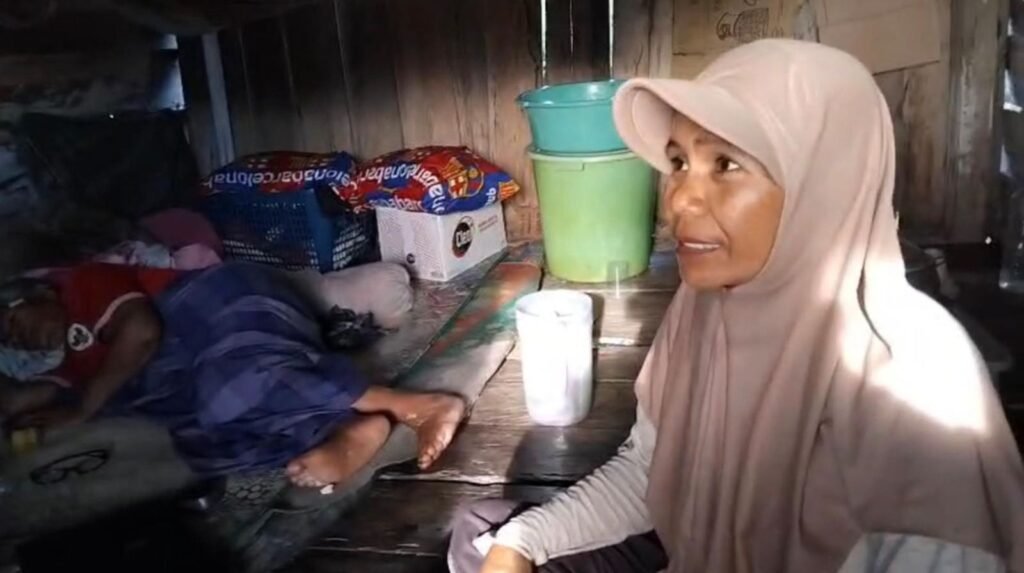 Menantu Wa ito (69), Wa Abe, menampik dugaan penelantaran terhadap mertuanya yang viral di media sosial.