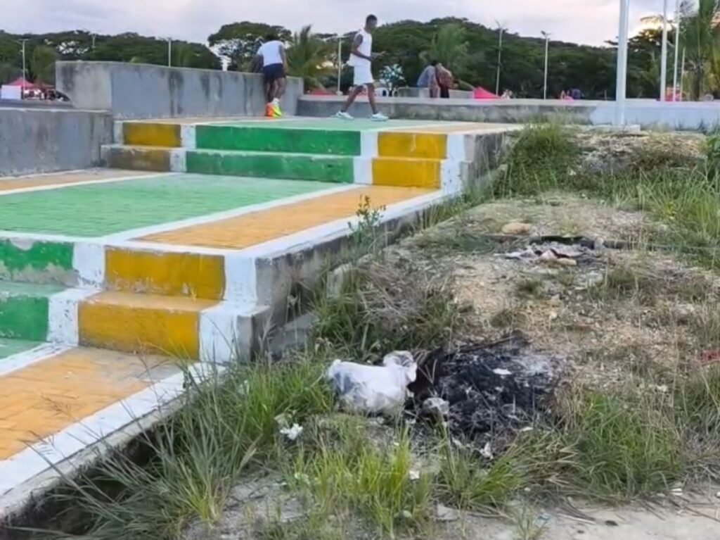 Tumpukan sampah di SOR La Ode Pandu, Kota Raha, Kabupaten Muna.