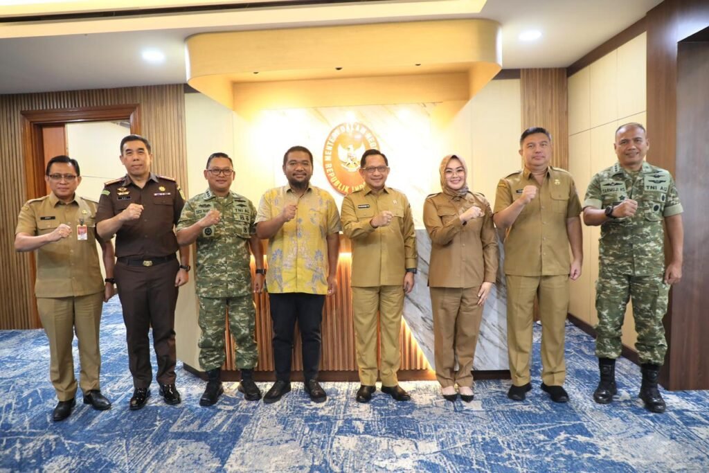 Sejumlah pejabat lingkup Pemerintah Kota (Pemkot) Kendari yang hadir di Kantor Kementerian Dalam Negeri (Kemendagri) Republik Indonesia (RI).