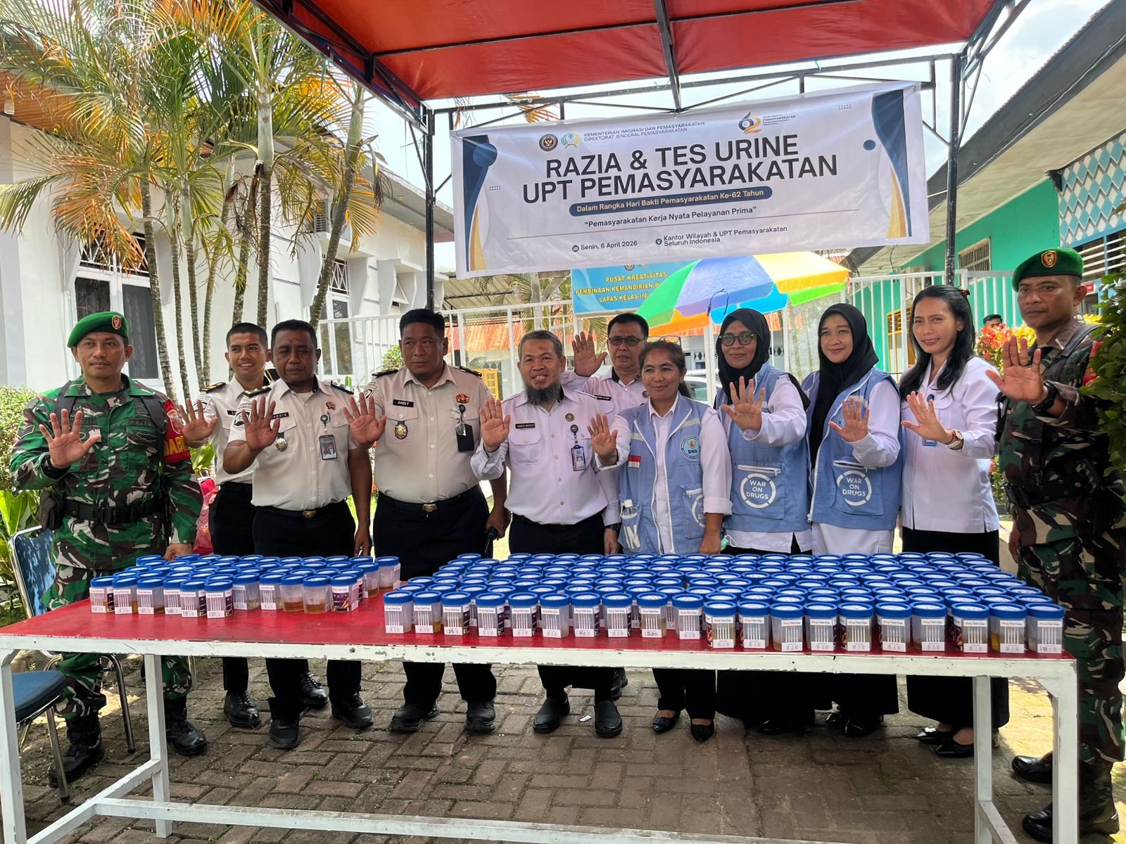 Ratusan Warga Binaan dan Petugas Lapas Kendari Jalani Tes Urine Deteksi Dini Narkoba Ratusan Warga Binaan dan Petugas Lapas Kendari Jalani Tes Urine Deteksi Dini Narkoba