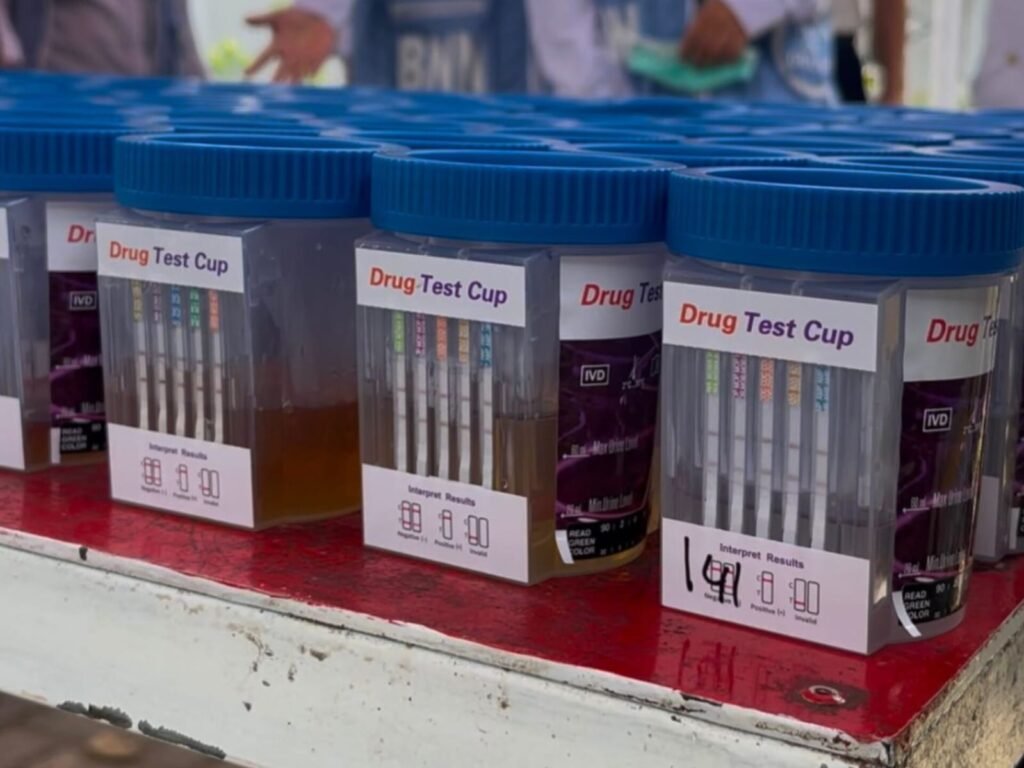 Sejumlah warga binaan Lapas Kelas IIA Kendari saat menjalani tes urine deteksi dini narkoba.