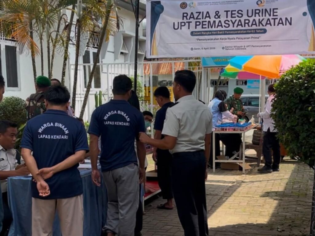 Sejumlah warga binaan Lapas Kelas IIA Kendari saat menjalani tes urine deteksi dini narkoba.