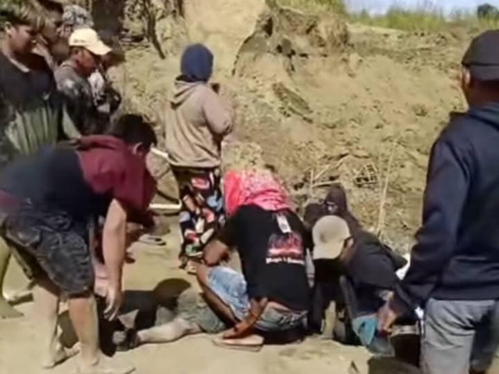 Kondisi korban yang tertimbun longsor di kawasan penambangan emas ilegal di wilayah SP 9, Desa Wumbubangka, Kecamatan Rarowatu Utara, Kabupaten Bombana, Sulawesi Tenggara (Sultra).