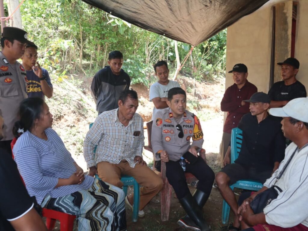 Kondisi korban kritis dan meninggal dunia akibat tertimbun longsor di tambang emas ilegal Desa Wumbubangka, Kecamatan Rarowatu Utara, Kabupaten Bombana, Sulawesi Tenggara (Sultra).