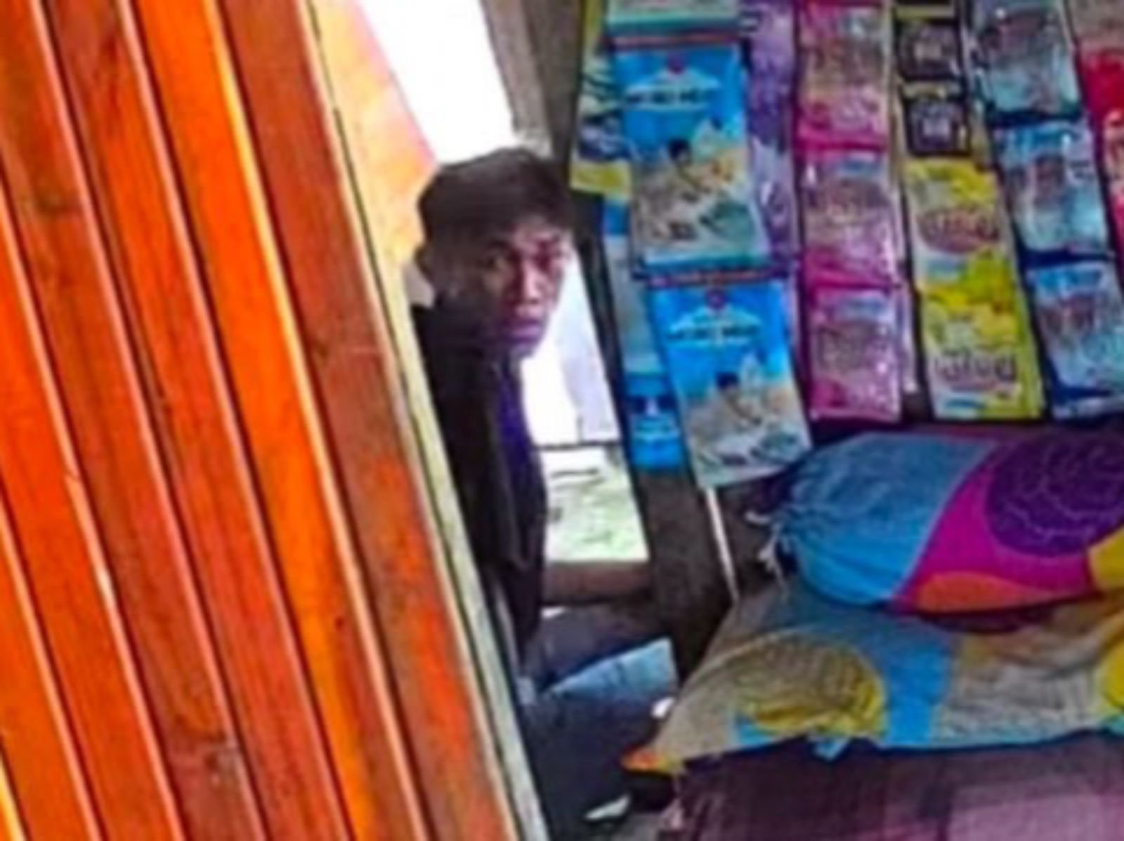 Pria Terekam CCTV Curi Ponsel Milik Pedagang di Poasia, Kendari Pria Terekam CCTV Curi Ponsel Milik Pedagang di Poasia, Kendari