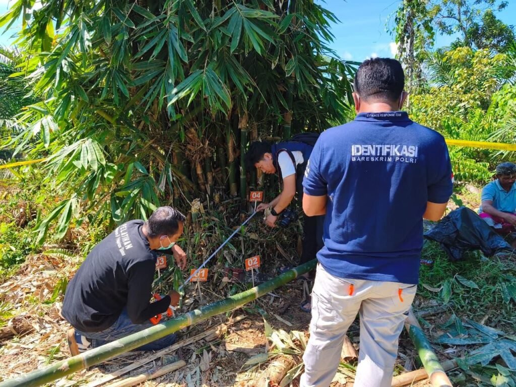 Polisi saat melakukan proses olah TKP di lokasi warga yang meninggal usai diduga tersambar petir di Desa Watabenua, Kecamatan Landono, Konsel.