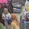 Terekam CCTV, Wanita Diduga Ambil Handphone Karyawan Toko di Kendari