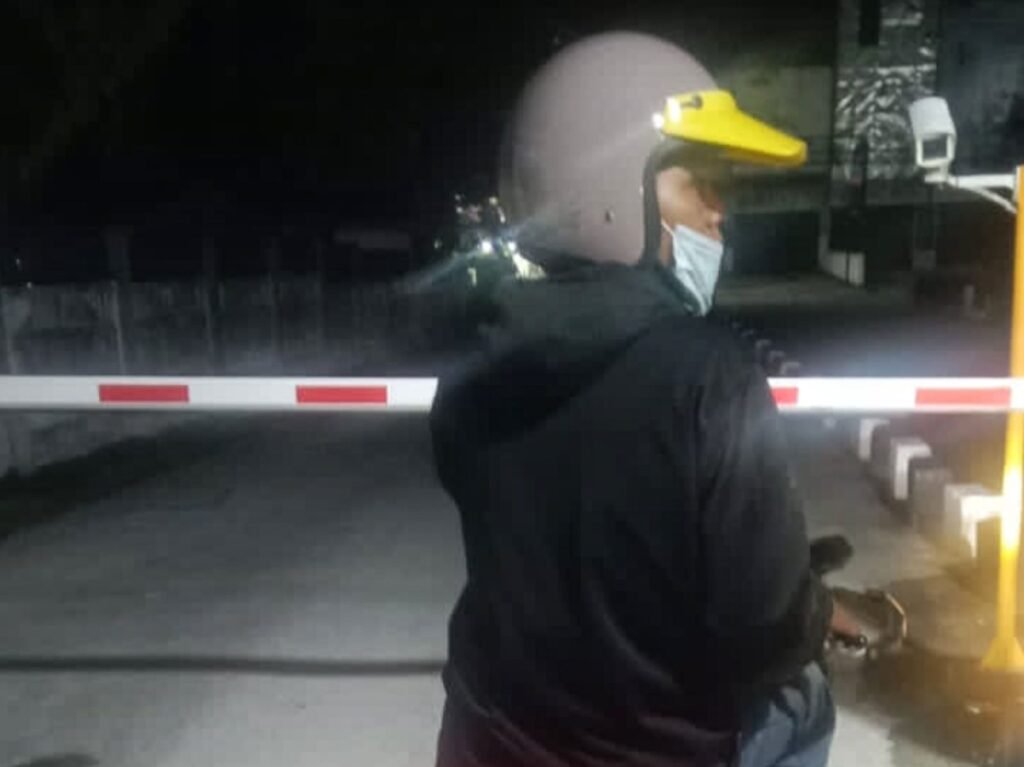 Terduga pelaku yang membawa sepeda motor Honda Beat milik karyawan RSUD Bahteramas, saat hendak keluar dari portal rusun.