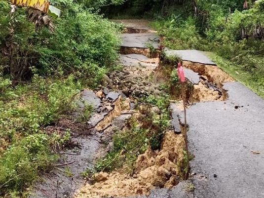 Jalan Penghubung di Pasi Kolaga Muna Terputus Akibat Longsor, Distribusi MBG Terhambat Jalan Penghubung di Pasi Kolaga Muna Terputus Akibat Longsor, Distribusi MBG Terhambat