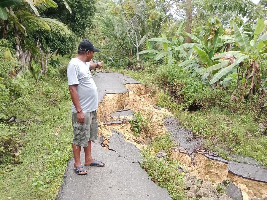 Kondisi jalan penghubung antara Desa Tampunabale dan Desa Kolese di Kecamatan Pasi Kolaga, Kabupaten Muna terputus akibat longsor.
