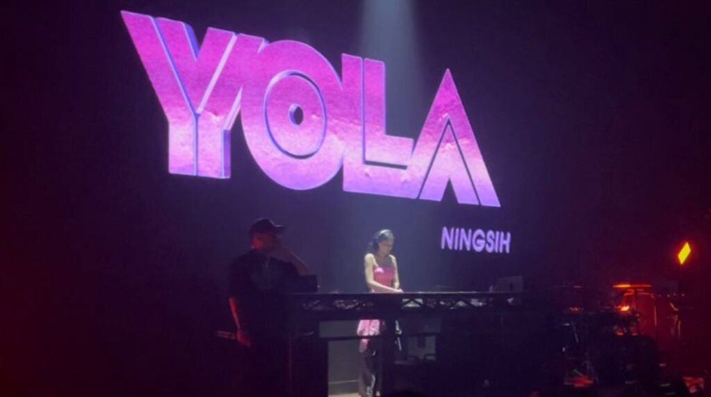 DJ cantik Yola Ningsih saat tampil di panggung Exodus Kendari.