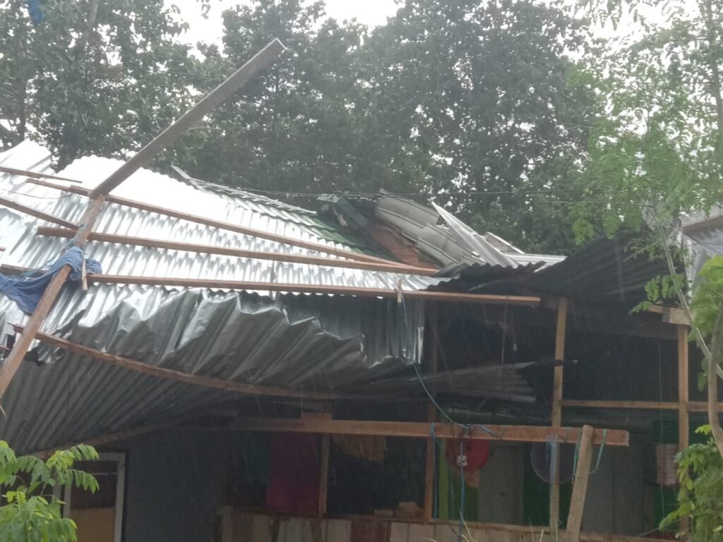 Sejumlah rumah di perumahan Kendari mengalami kerusakan usai diterjang hujan deras disertai angin kencang.