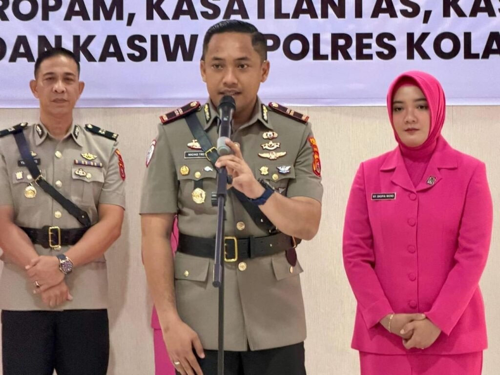 Kasat Lantas Polres Kolaka yang baru, Iptu Nicho Tri Hardianto (tengah).