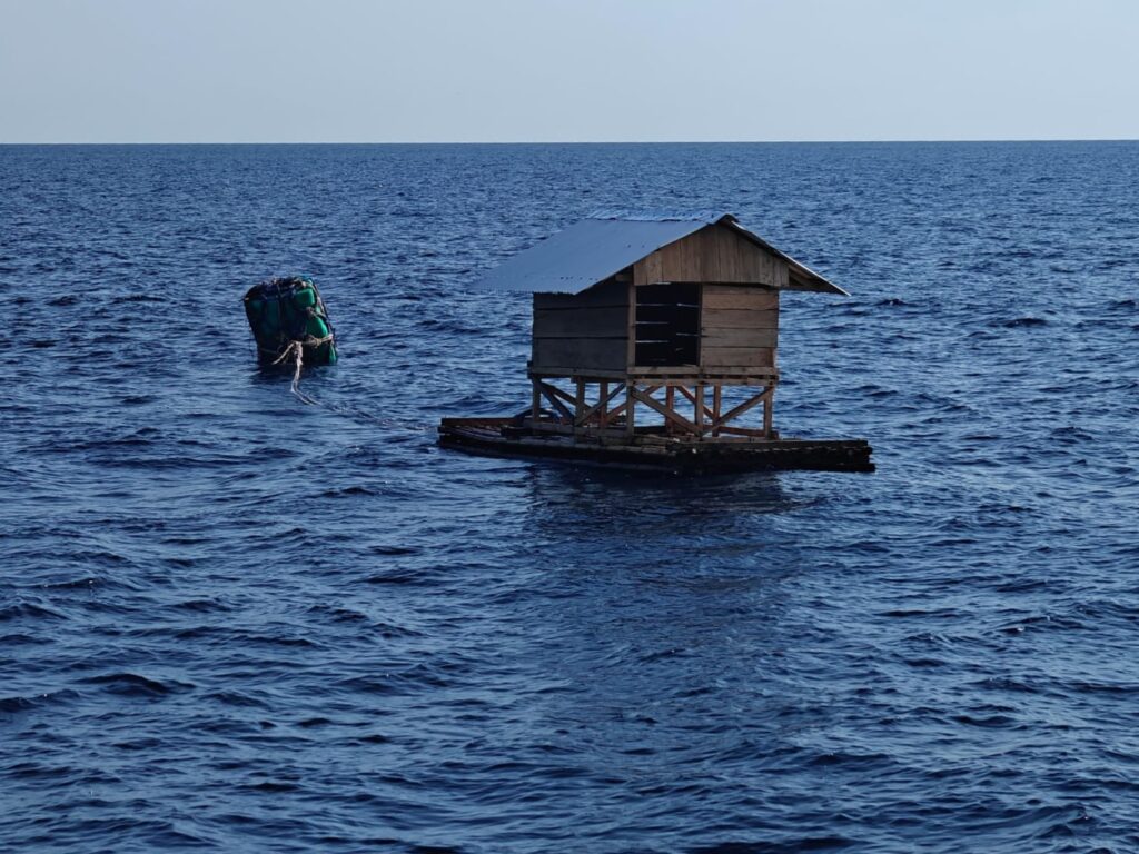 Proses pembuatan rumpon yang melibatkan peran serta masyarakat pesisir Wawonii Tenggara.
