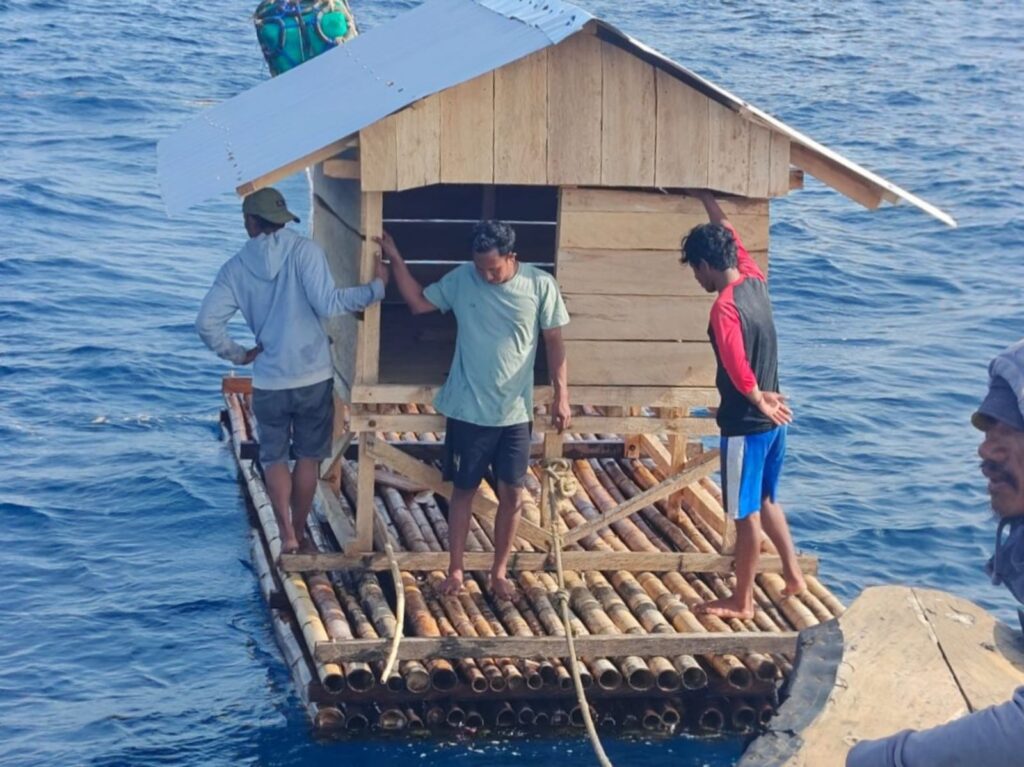 Proses pembuatan rumpon yang melibatkan peran serta masyarakat pesisir Wawonii Tenggara.
